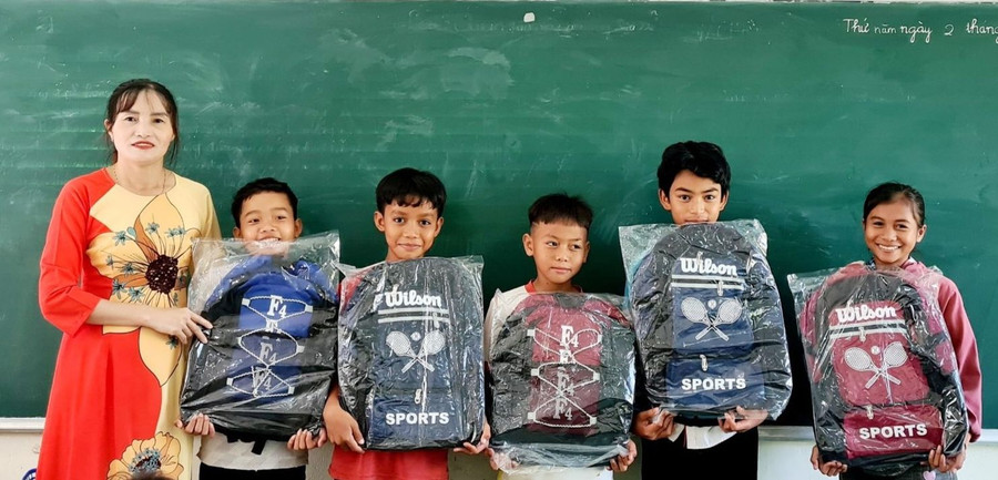 Cô Nguyễn Thị Lý tặng balo cho học sinh huyện vùng biên. Ảnh: Nguyễn Dung Cô Nguyễn Thị Lý tặng balo cho học sinh huyện vùng biên. Ảnh: Nguyễn Dung