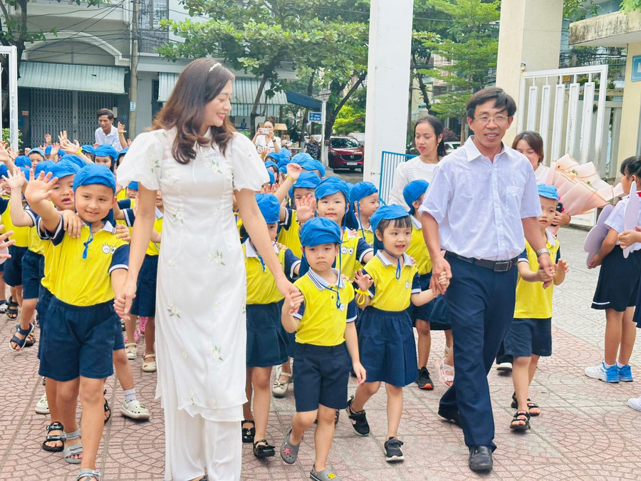 Học sinh lớp Lớn, Trường Mầm non Bình Minh tham gia chương trình “Lớp học cầu nối” tại Trường Tiểu học Võ Thị Sáu (quận Hải Châu, TP Đà Nẵng). Ảnh: NTCC Học sinh lớp Lớn, Trường Mầm non Bình Minh tham gia chương trình “Lớp học cầu nối” tại Trường Tiểu học Võ Thị Sáu (quận Hải Châu, TP Đà Nẵng). Ảnh: NTCC