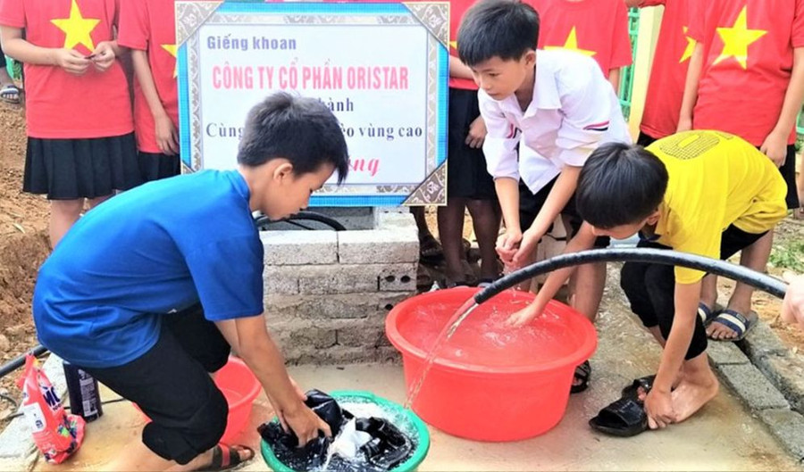 Học sinh vùng cao Điện Biên vui mừng vì có nước sạch. Ảnh: NTCC Học sinh vùng cao Điện Biên vui mừng vì có nước sạch. Ảnh: NTCC
