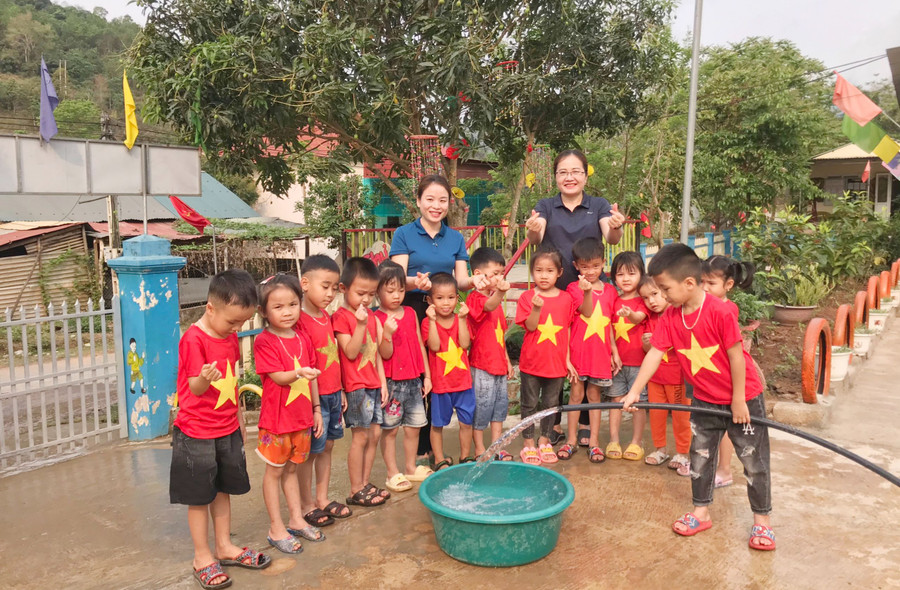Niềm vui của cô trò Trường Mầm non Mai Sơn (Tương Dương, Nghệ An) khi có nguồn nước dồi dào, thoải mái sử dụng. Ảnh: NVCC Niềm vui của cô trò Trường Mầm non Mai Sơn (Tương Dương, Nghệ An) khi có nguồn nước dồi dào, thoải mái sử dụng. Ảnh: NVCC