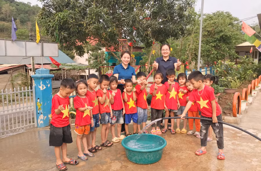 Niềm vui của cô trò Trường Mầm non Mai Sơn (Tương Dương, Nghệ An) khi có nguồn nước dồi dào, thoải mái sử dụng. Ảnh: NVCC