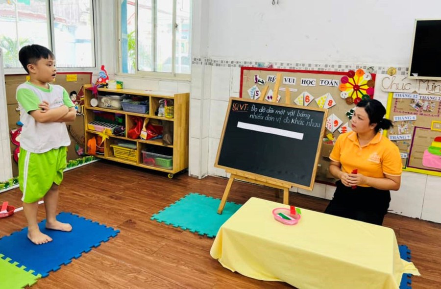 Trẻ lớp Lá Trường Mầm non Hương Nắng Hồng (TP Thủ Đức) làm quen với toán. Ảnh: MA Trẻ lớp Lá Trường Mầm non Hương Nắng Hồng (TP Thủ Đức) làm quen với toán. Ảnh: MA