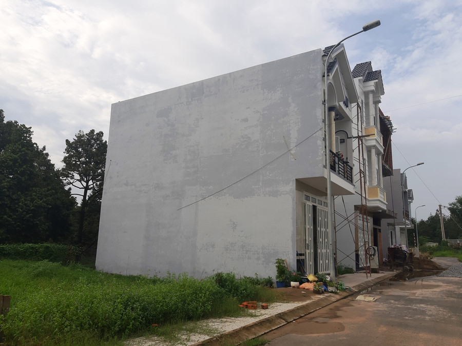 Những ngôi nhà khang trang xây trong khu dân cư tự phát. Những ngôi nhà khang trang xây trong khu dân cư tự phát.