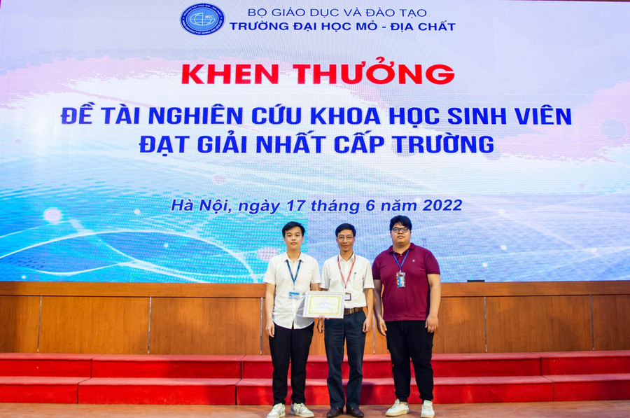 Trường ĐH Mỏ - Địa chất khen thường sinh viên có đề tài nghiên cứu khoa học đạt giải Nhất cấp trường.