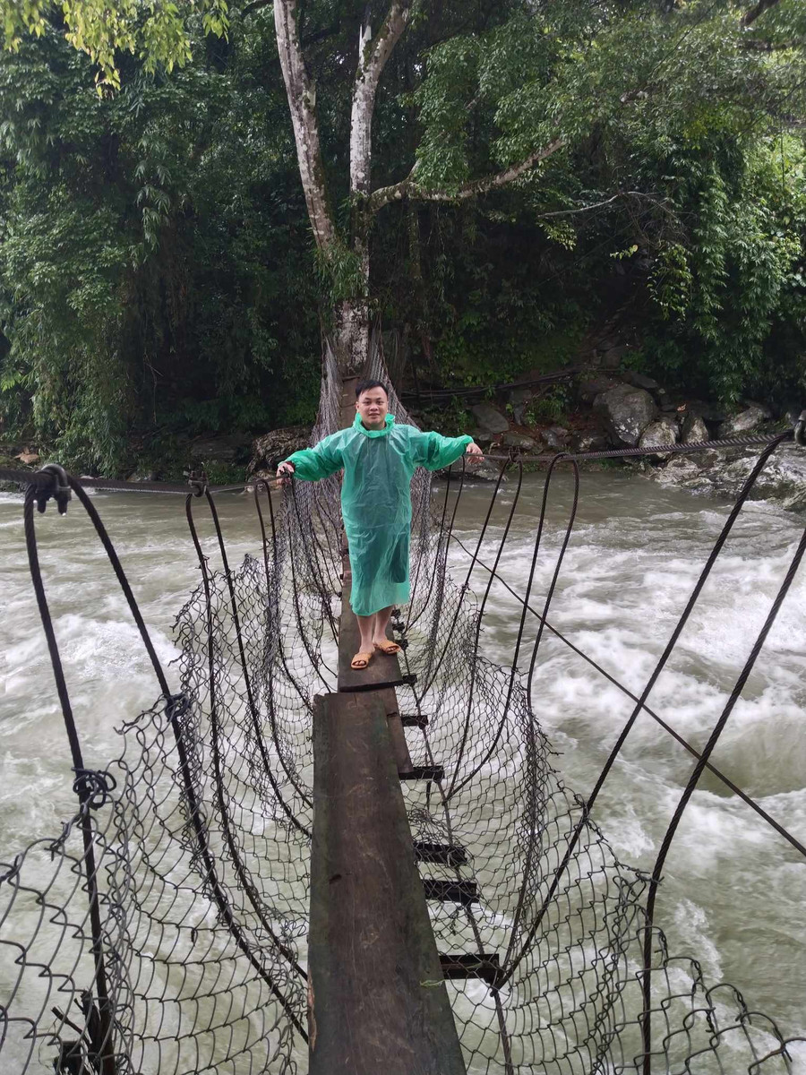 Đường đến điểm trường lẻ của thầy Hồ Văn Ngọc - giáo viên Trường Phổ thông dân tộc bán trú Tiểu học Trà Dơn. Ảnh: TG