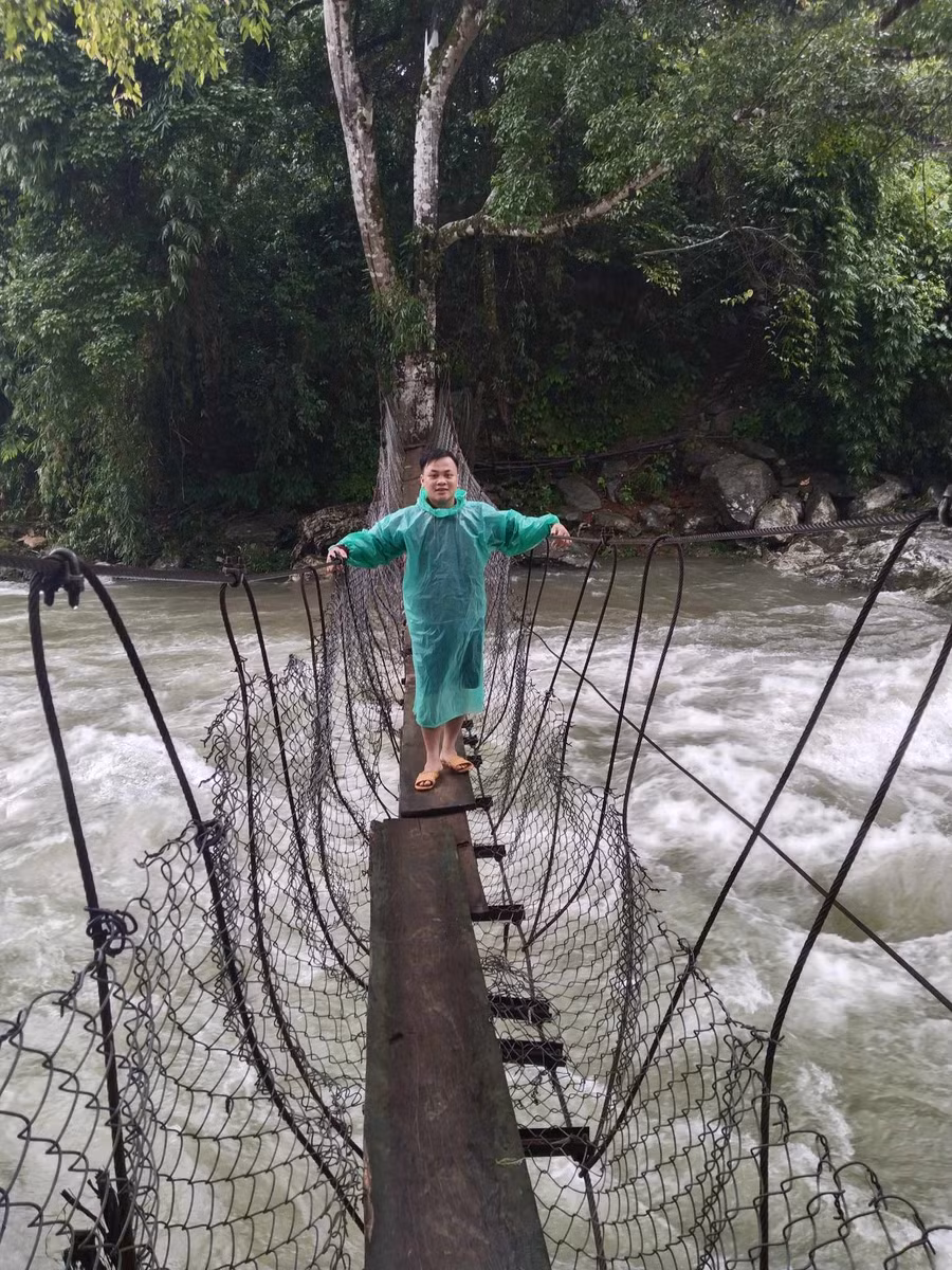 Đường đến điểm trường lẻ của thầy Hồ Văn Ngọc - giáo viên Trường Phổ thông dân tộc bán trú Tiểu học Trà Dơn. Ảnh: TG