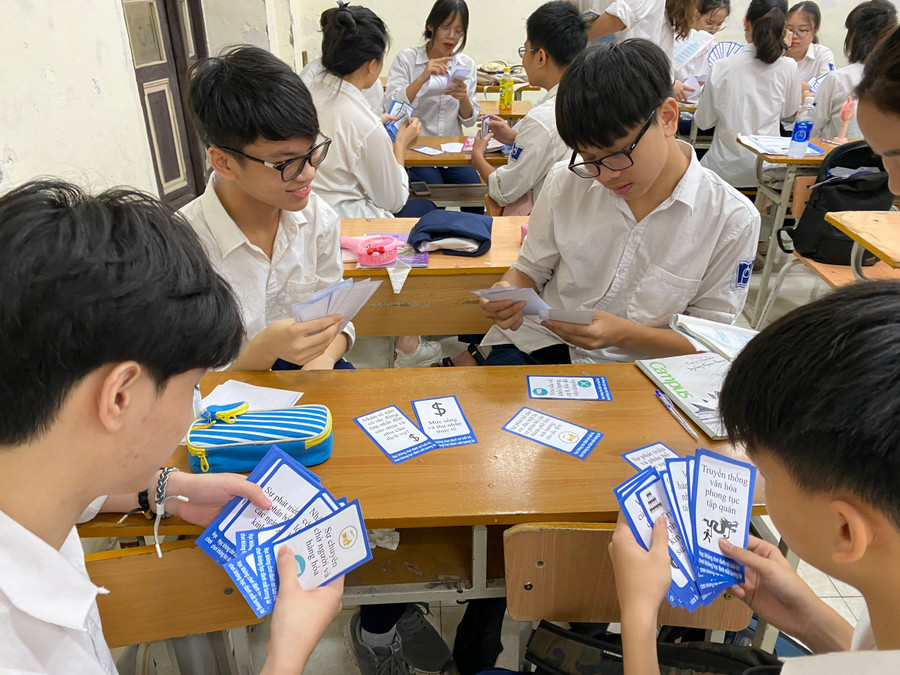 Từng lá bài in nội dung bài học môn Địa lý được cô trò sử dụng như công cụ ôn tập hữu hiệu. Ảnh: TG