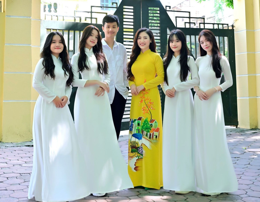 Cô Trương Thị Ngọc Hà và học sinh Trường THPT Phan Đình Phùng. Ảnh: TG Cô Trương Thị Ngọc Hà và học sinh Trường THPT Phan Đình Phùng. Ảnh: TG