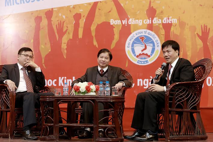 Đại diện Ban Tổ chức giao lưu cùng sinh viên Trường ĐH Kinh tế quốc dân Đại diện Ban Tổ chức giao lưu cùng sinh viên Trường ĐH Kinh tế quốc dân