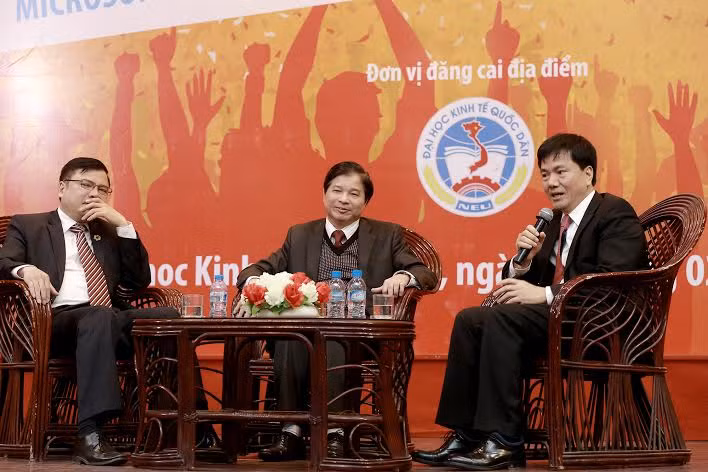 Đại diện Ban Tổ chức giao lưu cùng sinh viên Trường ĐH Kinh tế quốc dân