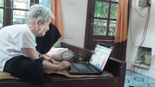 Gần 100 tuổi nhưng hàng ngày cụ Thi vẫn giữ thói quen vào mạng cập nhập tin tức