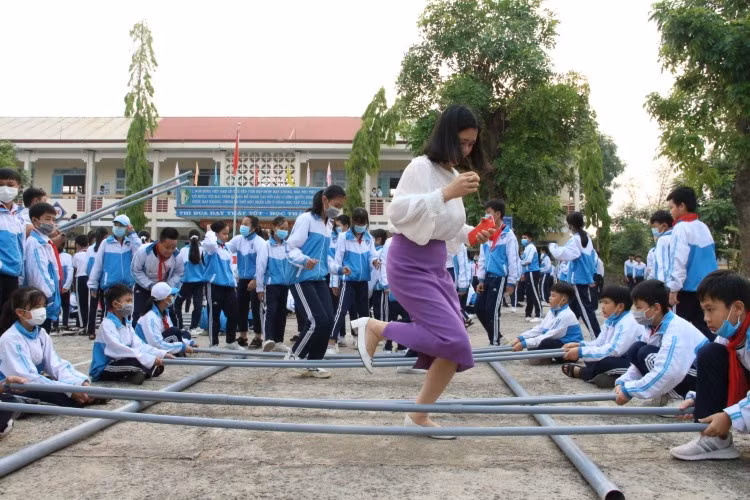 Đều đặn mỗi sáng, cô Nguyễn Thị Hoàn tham gia các trò chơi dân gian với học sinh.