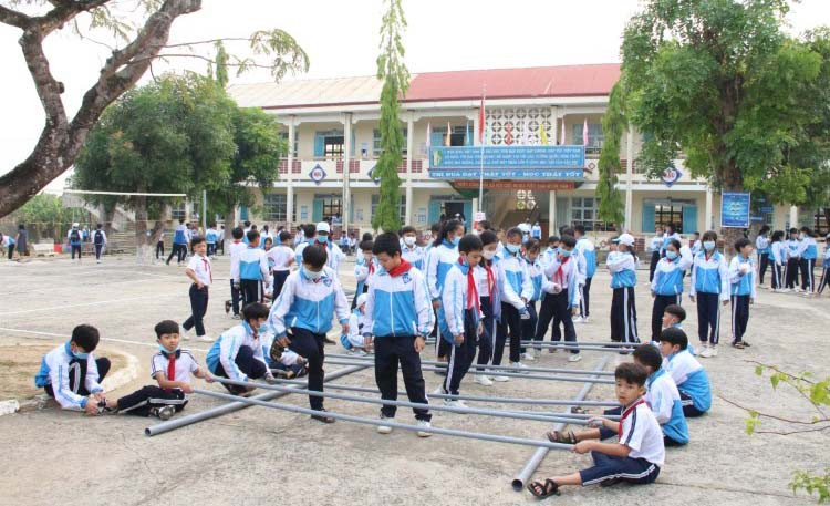 Học sinh hào hứng tham gia nhảy sạp.