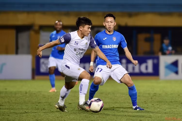 Than Quảng Ninh (áo xanh) thua 0 - 4 Hà Nội FC trong trận đấu tại Hàng Đẫy ngày 11/4.