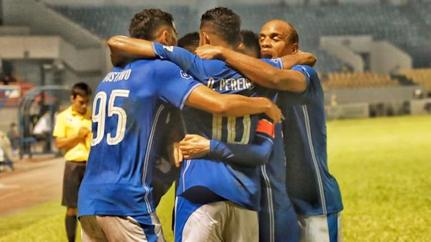 Than Quảng Ninh ăn mừng chiến thắng 1 - 0 trước Sài Gòn, vòng 8 V-League 2021.