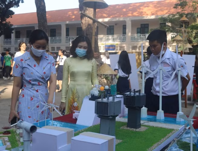 Gian trưng bày về mô hình tuabin gió của học sinh. Ảnh T. Nguyên