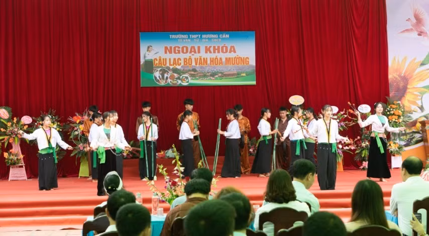 Các chàng trai, cô gái Mường (Trường THPT Hương Cần) trong điệu nhảy sạp.