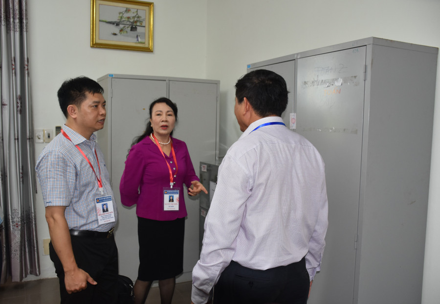 Kiểm tra tủ đựng bài thi, Thứ trưởng Nguyễn Thị Nghĩa lưu ý trưởng, phó điểm thi tại điểm thi trường THPT Phan Châu Trinh phải đảm bảo hệ thống camera giám sát hoạt động được thông suốt trong thời gian diễn ra kỳ thi THPT quốc gia 2019 Kiểm tra tủ đựng bài thi, Thứ trưởng Nguyễn Thị Nghĩa lưu ý trưởng, phó điểm thi tại điểm thi trường THPT Phan Châu Trinh phải đảm bảo hệ thống camera giám sát hoạt động được thông suốt trong thời gian diễn ra kỳ thi THPT quốc gia 2019