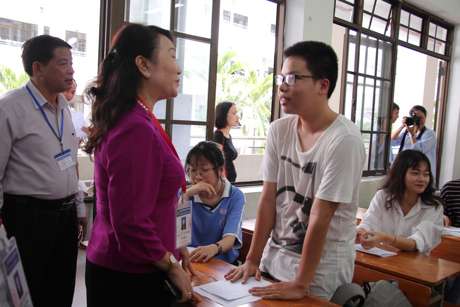 Thứ trưởng Nguyễn Thị Nghĩa hỏi thăm tình hình sức khỏe, tâm trạng của thí sinh trước một kỳ thi quan trọng