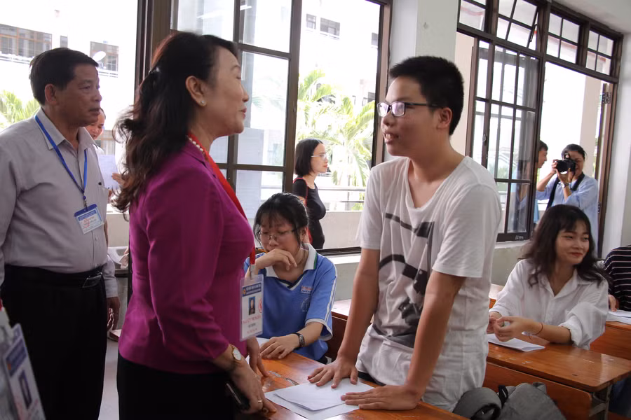 Thứ trưởng Nguyễn Thị Nghĩa hỏi thăm tình hình sức khỏe, tâm trạng của thí sinh trước một kỳ thi quan trọng