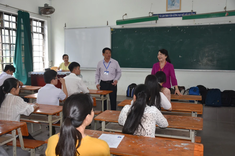 Thứ trưởng Nguyễn Thị Nghĩa cùng đoàn công tác kiểm tra việc giám thị phổ biến quy chế thi cho thí sinh tại điểm thi trường THPT Phan Châu Trinh (Đà Nẵng)