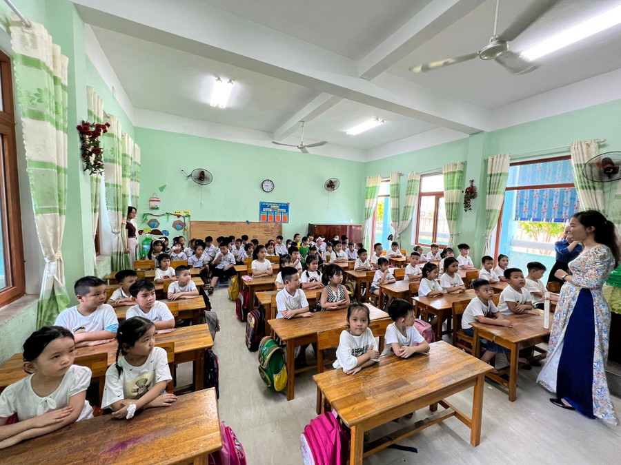 Trẻ lớp Mẫu giáo Lớn của Trường Mầm non Hương Sen (quận Cẩm Lệ) tham quan Trường Tiểu học Trần Văn Dư trong chương trình Lớp học cầu nối. Trẻ lớp Mẫu giáo Lớn của Trường Mầm non Hương Sen (quận Cẩm Lệ) tham quan Trường Tiểu học Trần Văn Dư trong chương trình Lớp học cầu nối.