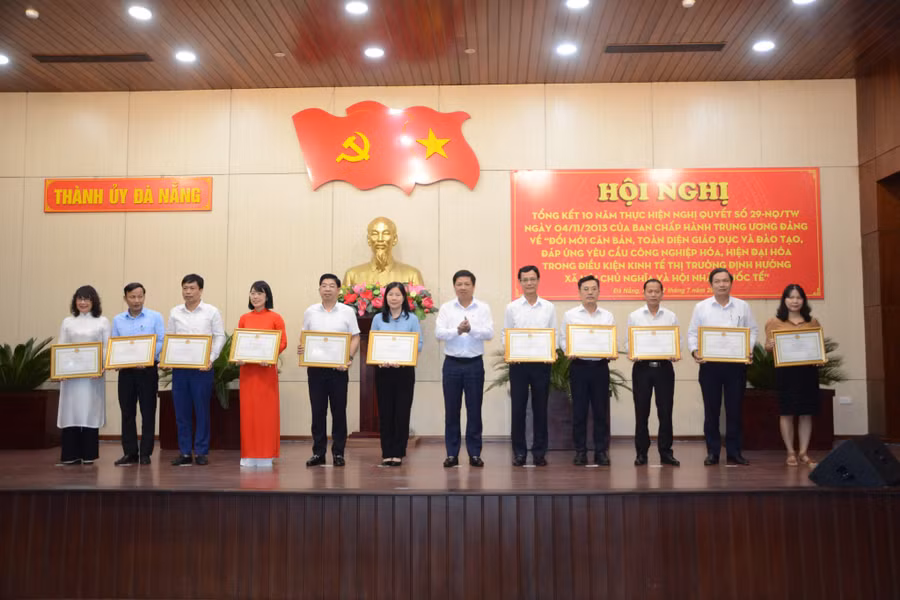 14 tập thể và 6 cá nhân đạt thành tích xuất sắc trong thực hiện Nghị quyết 29 được tặng bằng khen của Chủ tịch UBND thành phố Đà Nẵng. 