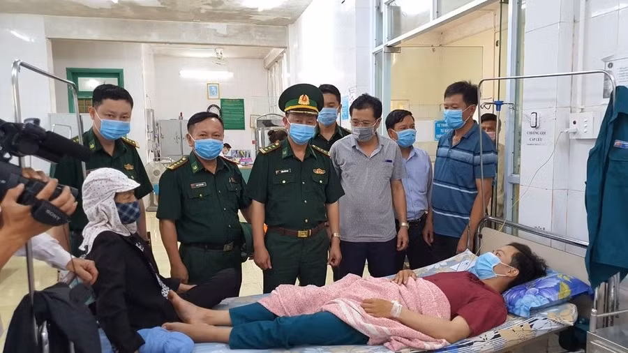 Lãnh đạo các cơ quan chức năng trên địa bàn tỉnh Quảng Trị đến thăm hỏi, động viện chiến sĩ Trần Ngọc Hà tại bệnh viện.