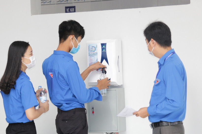 Sinh viên lấy nước sạch từ máy lọc nước.