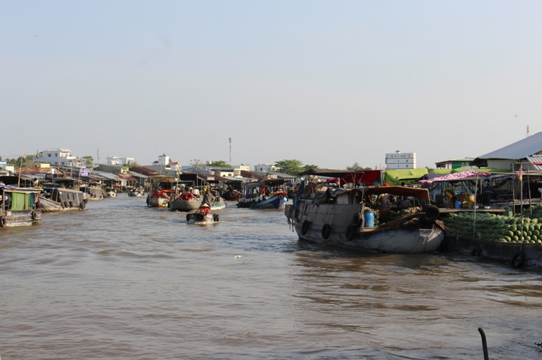 Vì dịch Corona, chợ nổi vắng lặng hơn nhiều so với trước.