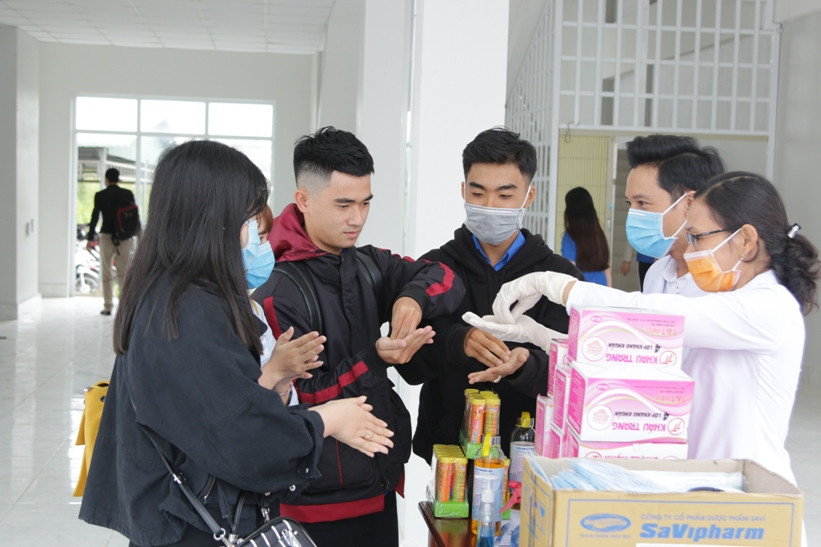 Cán bộ y tế Trường ĐH Kiên Giang hướng dẫn sinh viên rửa tay đúng cách.