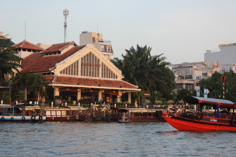 Bến tàu đón khách khá vắng vẻ.