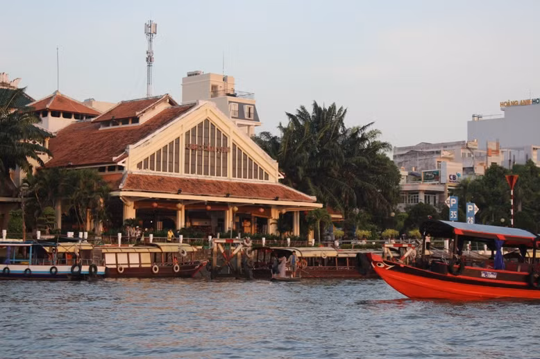 Bến tàu đón khách khá vắng vẻ.