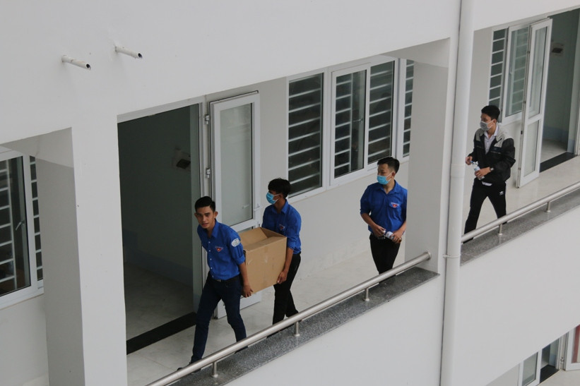 Chai thủy tinh và khẩu trang y tế được vận chuyển đến lớp học.