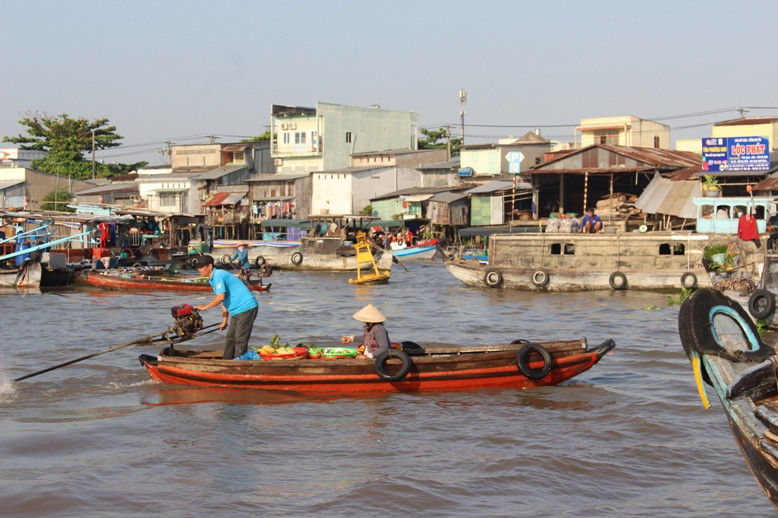 Bà con buôn bán ở chợ nổi mong muốn mau qua dịch Corona để đón tiếp được nhiều du khách.