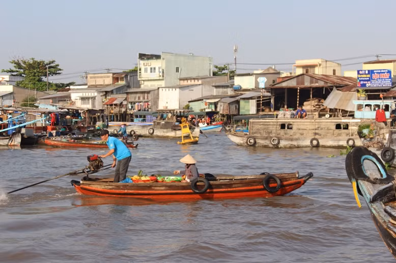 Bà con buôn bán ở chợ nổi mong muốn mau qua dịch Corona để đón tiếp được nhiều du khách.