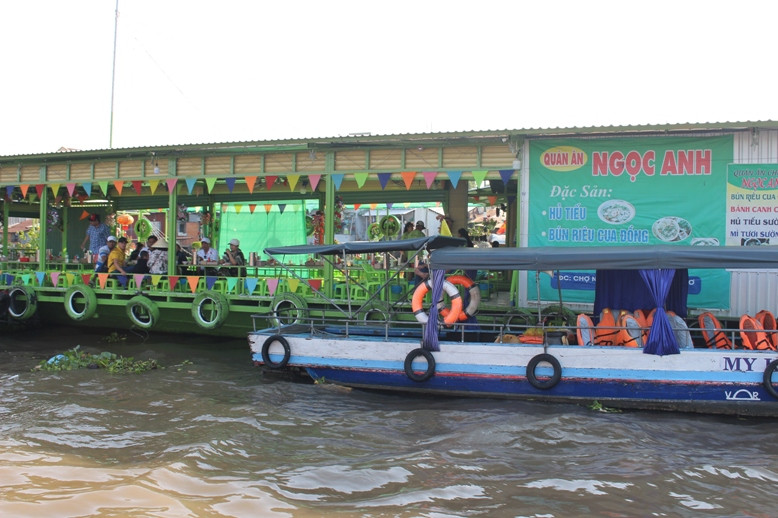 Quán ăn trên chợ nổi cũng thưa vắng khách.