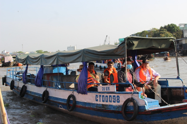 Các tiểu thương mua bán và tàu du lịch đón khách cũng ít hơn.