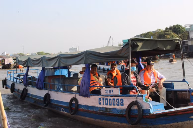 Các tiểu thương mua bán và tàu du lịch đón khách cũng ít hơn.