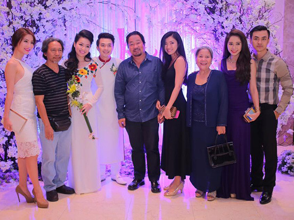 Diễm My 9X (trái) mặc váy trắng gợi cảm đi tiệc. Cô chụp ảnh cùng cô dâu, chú rể và các nghệ sĩ khác như đạo diễn Minh Chung (áo kẻ), diễn viên Lê Thiện (áo xanh), Tường Vi (váy xanh)... 9_1420027281.jpg
