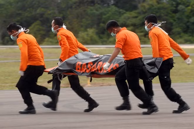 Các nhân viên cứu hộ Indonesia chuyển thi thể một nạn nhân trong vụ tai nạn máy bay QZ8501 ngày 31/12. (Nguồn: AFP/TTXVN)