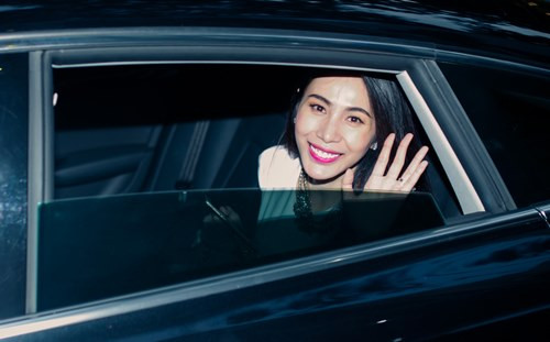 Thủy Tiên khoe thân hình gợi cảm, chạy show sau đám cưới