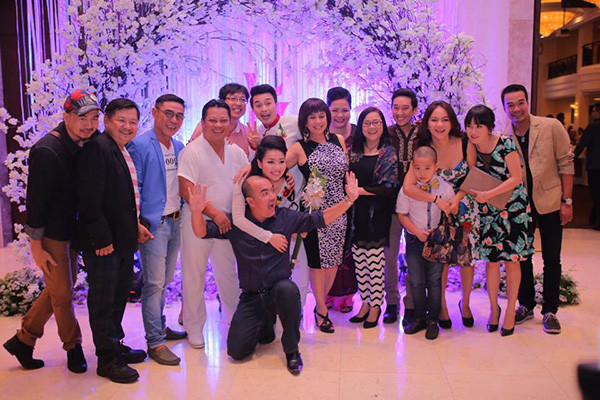 Lê Khánh thân thiết ôm cổ diễn viên Quốc Thuận khi chụp ảnh cùng các nghệ sĩ khác. 28.jpg