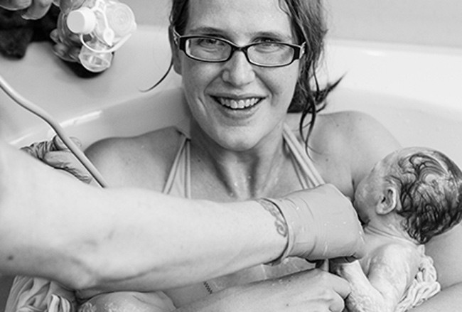 “Xem tận mắt” cặp song sinh chui ra từ bụng mẹ ảnh 10