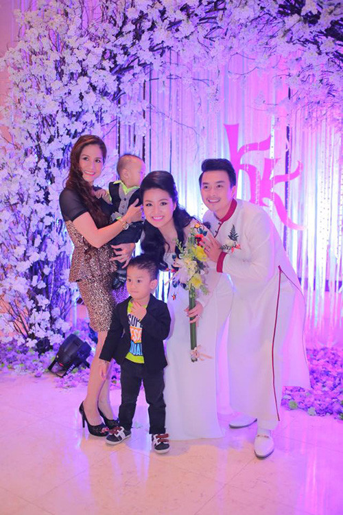 Diễn viên Vân Anh đưa hai con nhỏ đi đám cưới. 22.jpg