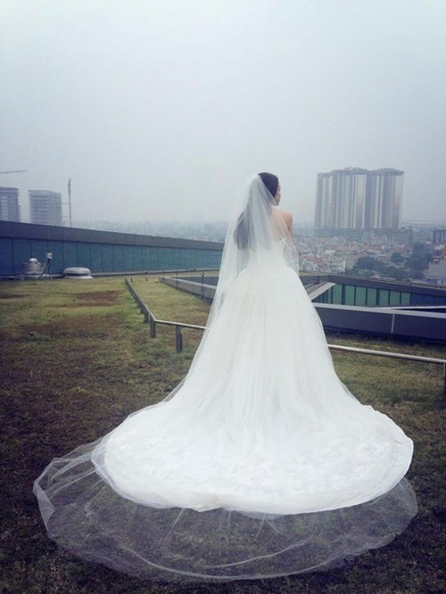 Trà Ngọc Hằng mặc váy cưới 