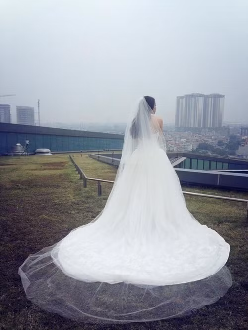 Trà Ngọc Hằng mặc váy cưới 