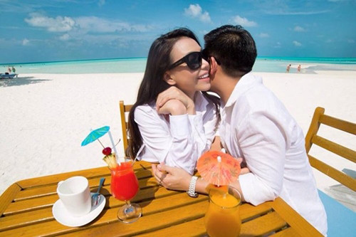 Trà Ngọc Hằng mặc váy cưới 