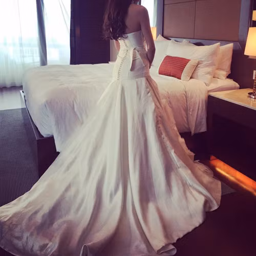 Trà Ngọc Hằng mặc váy cưới 