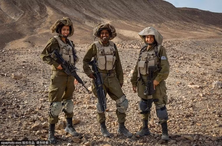 me man cac nu binh si xinh dep quan doi israel hinh anh 9